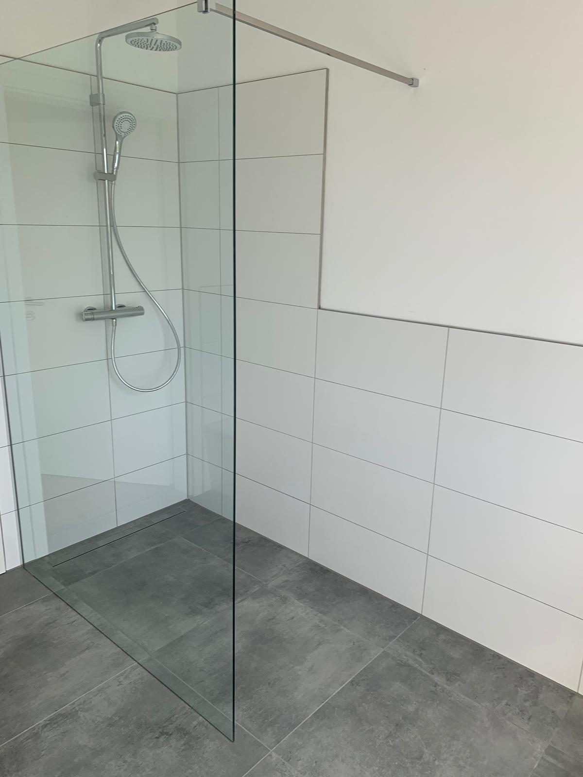 Ausgeführtes Bad mit bodengleicher Dusche