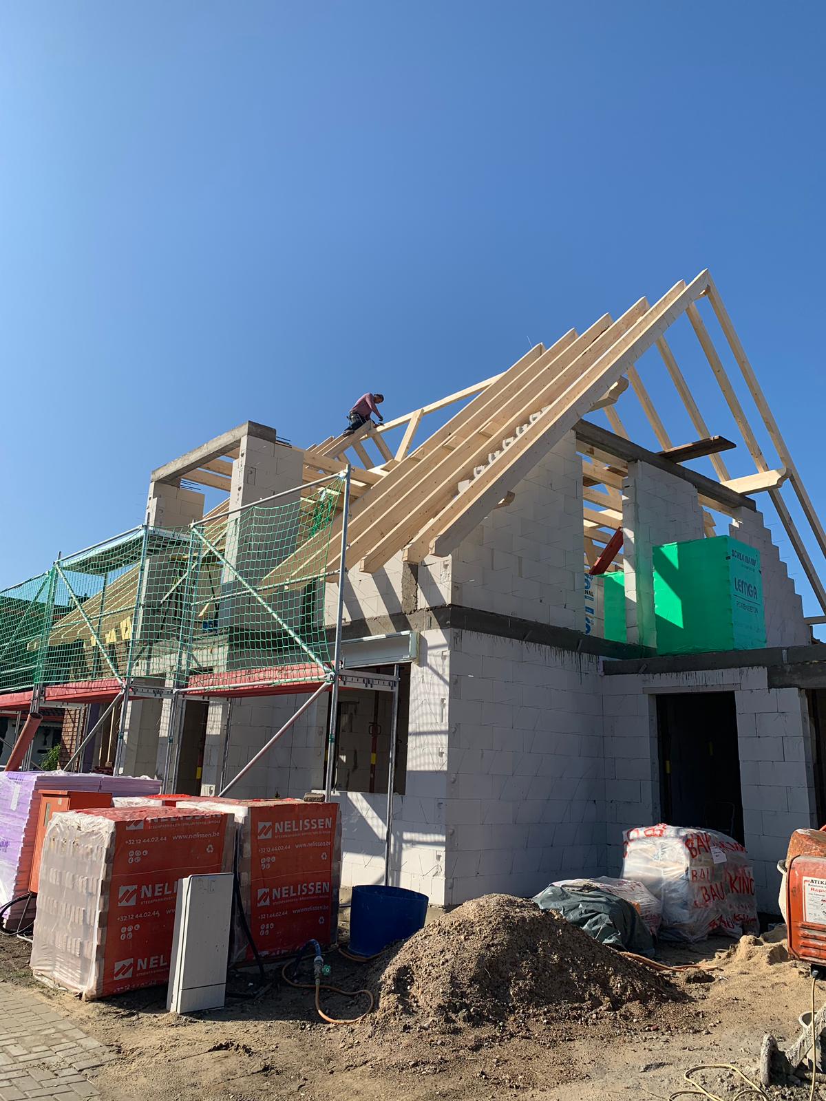 Massivhaus im Rohbau mit aufgerichtetem Dachstuhl